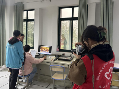光影筑夢，愛心同行——文新青服赴迎龍中學開展公益攝影攝像志愿服務活動紀實